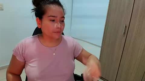 Snapshot of laura_d23 chatting on December 19, 12:28 am laura online show from December 19, 12:28 am