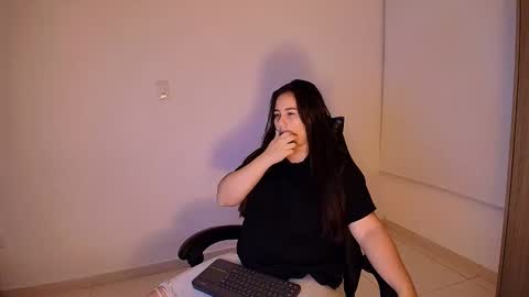 Snapshot of laura_d23 chatting on January 5, 11:41 pm laura online show from January 5, 11:41 pm