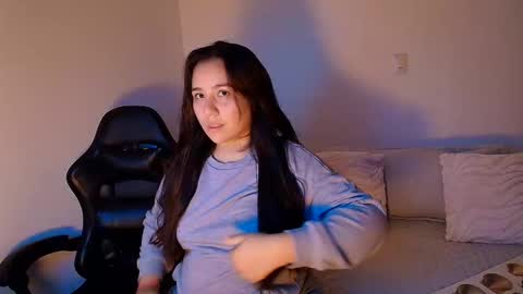 Snapshot of laura_d23 chatting on January 7, 1:19 am laura online show from January 7, 1:19 am