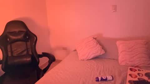 Snapshot of laura_d23 chatting on February 6, 1:10 am laura online show from February 6, 1:10 am