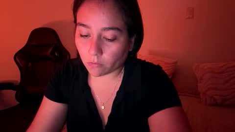 Snapshot of laura_d23 chatting on February 18, 2:40 am laura online show from February 18, 2:40 am