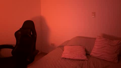 Snapshot of laura_d23 chatting on February 19, 12:50 am laura online show from February 19, 12:50 am