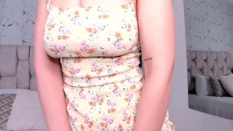 LauraIvy online show from October 28, 12:30 pm