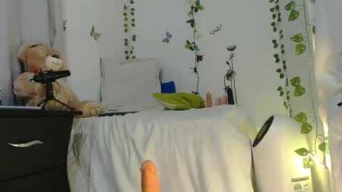 laura lovingxxx online show from February 3, 11:15 pm