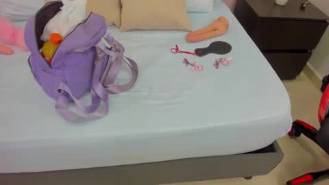 L A U R A online show from November 8, 11:43 am