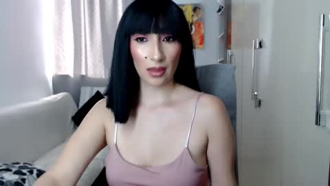 Laura online show from November 6, 9:15 pm