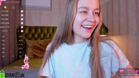 Snapshot of laura_pudd chatting on January 1, 4:50 pm Laura online show from January 1, 4:50 pm