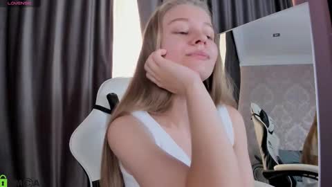 Snapshot of laura_pudd chatting on September 14, 10:14 am Laura online show from September 14, 10:14 am