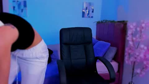 Laura Rose online show from December 5, 1:47 am