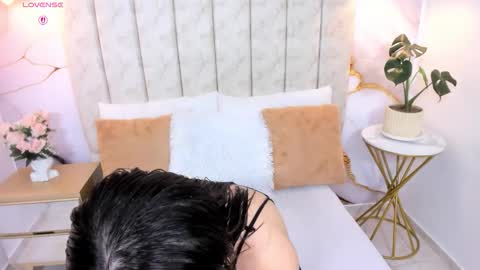 Laura Smith online show from February 21, 8:10 pm