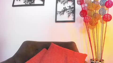 LAURA SOE online show from February 25, 5:47 pm