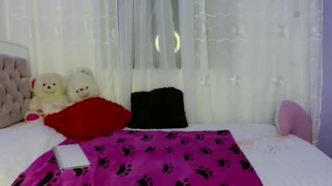 lauracb          online show from December 5, 6:21 am