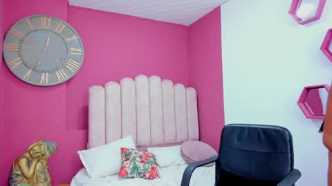 Laura Glowing online show from December 3, 6:04 am