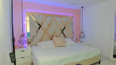 laura  online show from February 9, 8:35 pm