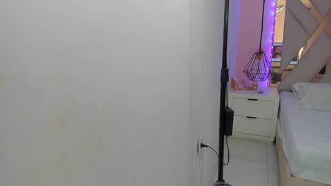 laura  online show from February 14, 6:37 pm