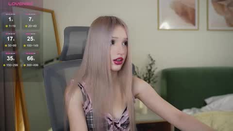 Laura online show from October 9, 4:38 pm