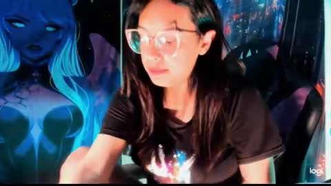 Snapshot of lauraohana chatting on December 3, 10:24 am lauraohana online show from December 3, 10:24 am