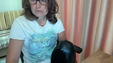 Snapshot of lauraoven1 chatting on July 15, 6:51 am Lauraoven1 online show from July 15, 6:51 am