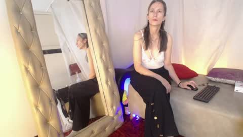 Snapshot of laurasofia45 chatting on June 17, 4:15 am Laura Sofia online show from June 17, 4:15 am