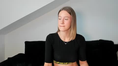 Snapshot of laurasommer chatting on July 22, 10:18 am Laura Lara Sommer online show from July 22, 10:18 am