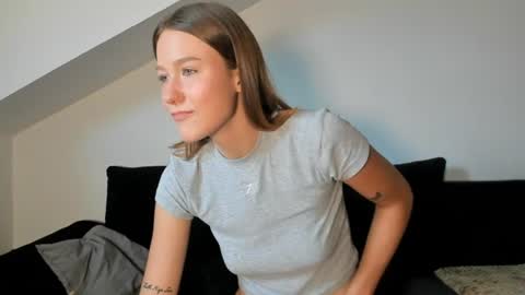 Snapshot of laurasommer chatting on August 3, 4:33 pm Laura Lara Sommer online show from August 3, 4:33 pm