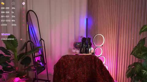  Laura  online show from November 25, 5:40 am