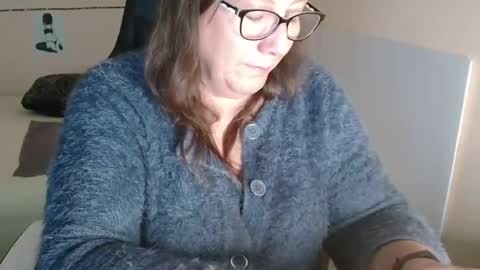 laureanne online show from December 7, 12:45 pm