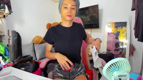 Snapshot of laurencesophiets chatting on June 19, 3:49 pm SF online show from June 19, 3:49 pm