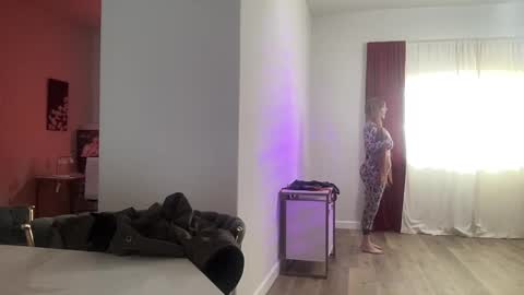 Lauren Phillips online show from January 27, 10:06 pm