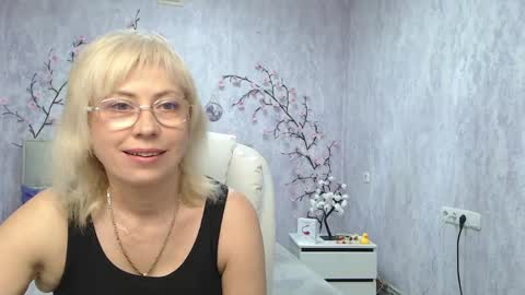 Lauren online show from May 18, 5:13 am