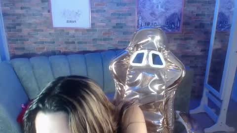 Snapshot of laurita_b chatting on February 26, 11:15 pm Laurita online show from February 26, 11:15 pm