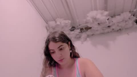 Snapshot of lauu_g chatting on December 19, 9:27 am Lauu G online show from December 19, 9:27 am