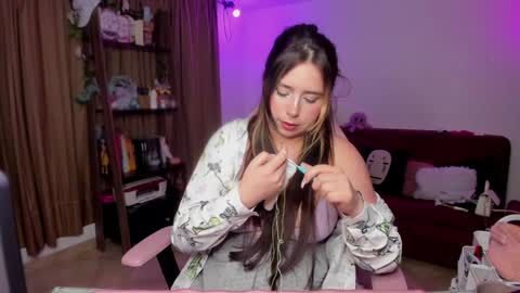 Snapshot of lauu_r chatting on January 17, 5:00 am online show from January 17, 5:00 am