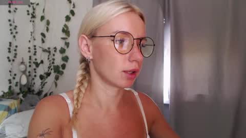 Mia online show from July 27, 7:15 am