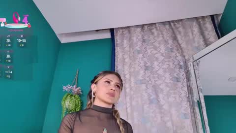 Snapshot of layla_17 chatting on April 28, 12:20 am layla_17 online show from April 28, 12:20 am