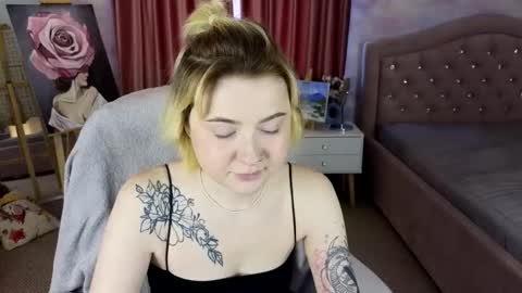 Snapshot of layla_cookies chatting on November 4, 6:01 am Layla online show from November 4, 6:01 am