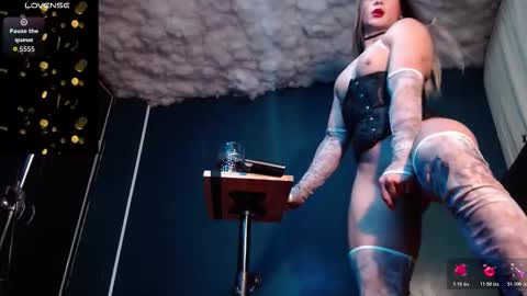 Layla   help me with your thumbs up its important  online show from October 31, 8:48 am