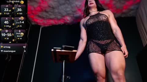 Snapshot of layla_dominac chatting on December 23, 1:25 am Layla help me with your thumbs up its important online show from December 23, 1:25 am