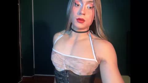 Snapshot of layla_dominac chatting on January 11, 5:12 am Layla help me with your thumbs up its important online show from January 11, 5:12 am