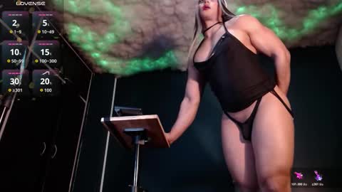 Snapshot of layla_dominac chatting on February 28, 11:28 pm Layla help me with your thumbs up its important online show from February 28, 11:28 pm