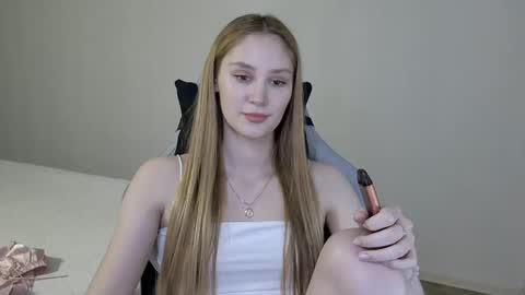 Snapshot of laylapretty001 chatting on February 12, 9:20 am LaylaPretty001 online show from February 12, 9:20 am