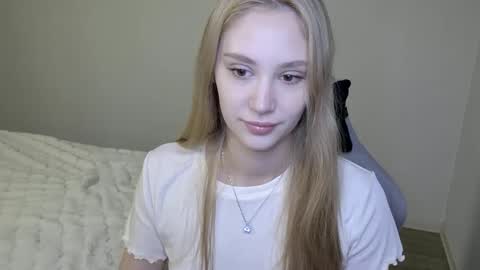 Snapshot of laylapretty001 chatting on October 27, 5:00 am LaylaPretty001 online show from October 27, 5:00 am