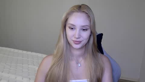 Snapshot of laylapretty001 chatting on December 15, 5:23 am LaylaPretty001 online show from December 15, 5:23 am