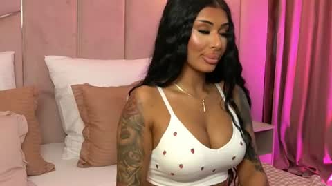 Snapshot of laylavixenn chatting on June 25, 6:51 am Layla online show from June 25, 6:51 am