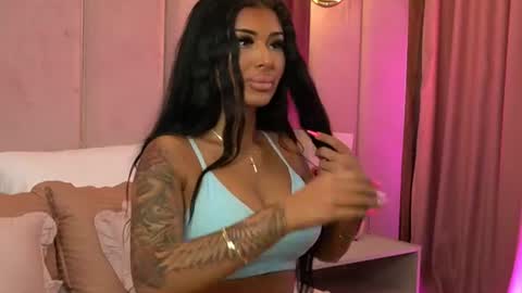 Snapshot of laylavixenn chatting on June 28, 6:19 am Layla online show from June 28, 6:19 am