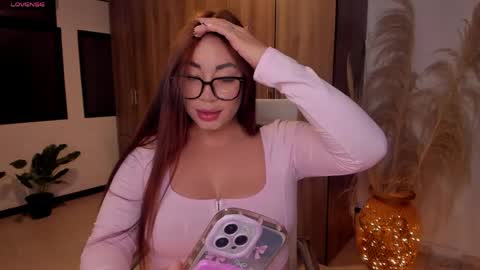 Snapshot of leah_01 chatting on May 19, 1:22 am Leah online show from May 19, 1:22 am