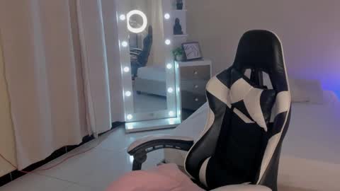 leahaltomm online show from February 26, 8:33 pm