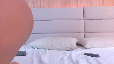 Snapshot of leahhtaylor chatting on February 24, 8:29 pm leahhtaylor online show from February 24, 8:29 pm