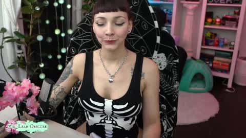 Leah online show from April 7, 7:58 pm