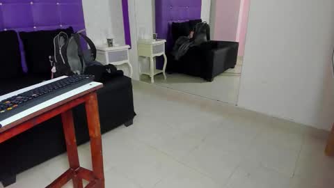 leamoreau__ online show from November 21, 11:53 am